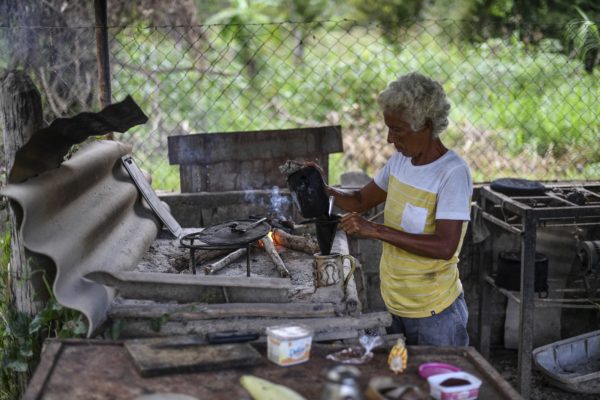 Falta de gas doméstico obliga a habitantes de Aragua cocinar con leña y piedras