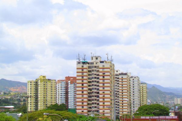 Aproximadamente 400 empresas del eje Guarenas-Guatire trabajan a puertas cerradas