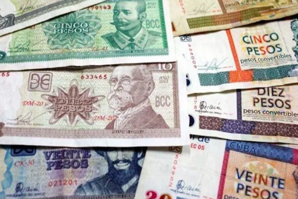 El dólar alcanza los cien pesos en el mercado informal de Cuba