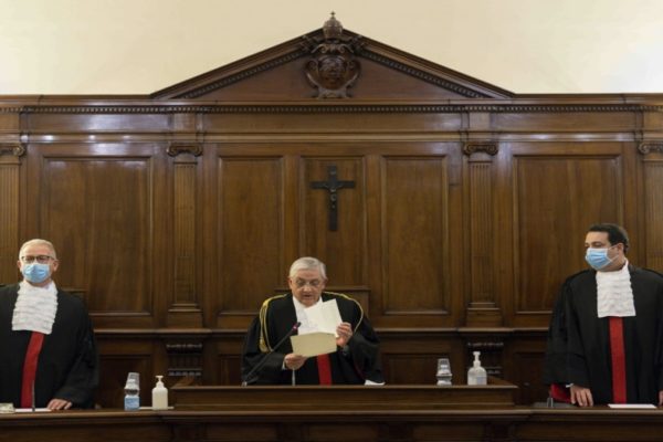 Condenan a casi 9 años de cárcel a ex presidente del Banco de Vaticano