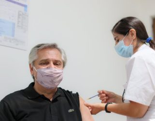 Aplican vacuna Sputnik V contra COVID-19 al presidente argentino Alberto Fernández