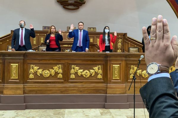 Parlamento da 48 horas al Poder Judicial para emitir órdenes de captura contra ‘exdiputados’