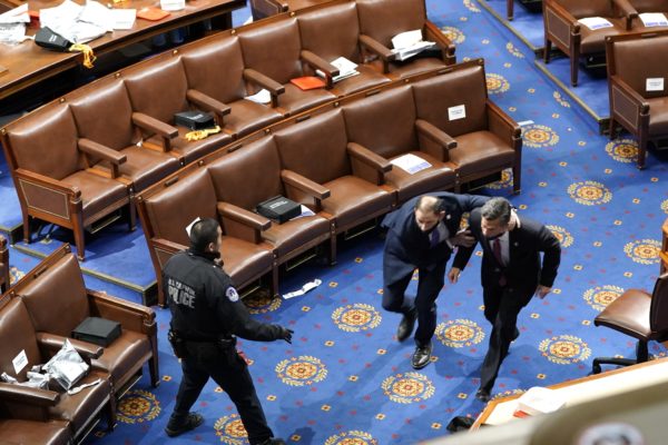 Suspenden debate tras irrupción de partidarios de Trump en Senado de EE.UU