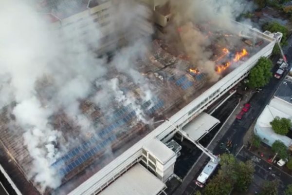Incendio de grandes proporciones afecta Hospital San Borja Arriarán de Chile