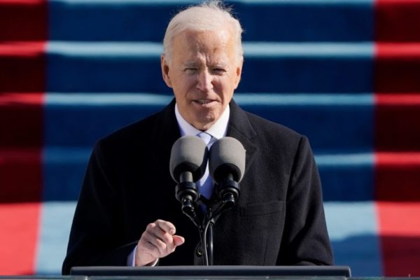 Biden se enfoca en el Plan de Rescate de empresas mientras sube la presión sobre la frontera