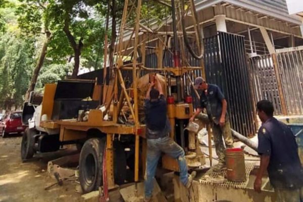 Cuestan entre US$18.000 y US$30.000: Caracas se llena de pozos en busca del agua cada vez más escasa