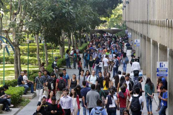 Gobierno ordena a universidades privadas congelar precios para «evitar impacto inflacionario»