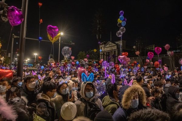 «Tenemos derecho a disfrutar»: Wuhan celebró en masa la llegada del 2021