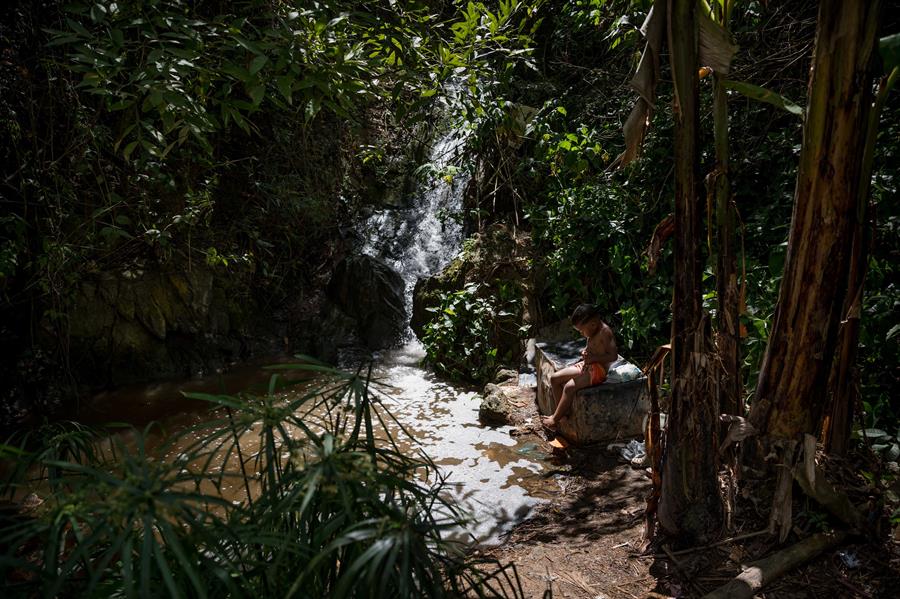 &#8216;Por tubería es imposible tener&#8217;: Caracas, la ciudad sin agua corriente