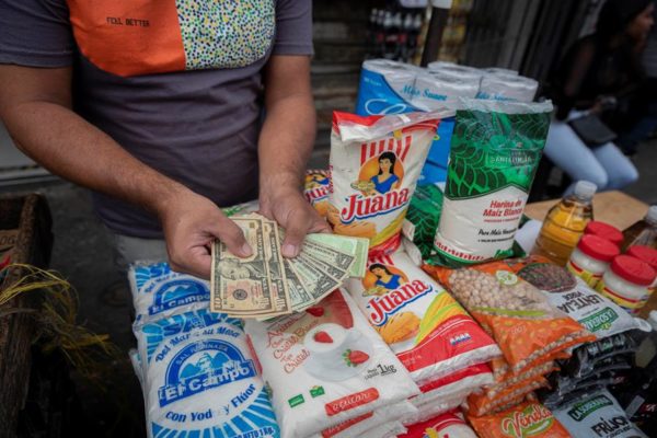 El tamaño de la economía venezolana es similar a la de Paraguay o Bolivia, afirma economista Cunto