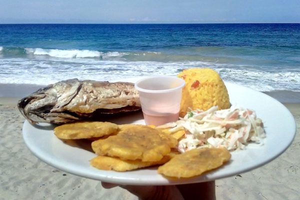 Hasta US$30 cuesta un pescado frito: Los altos precios de la comida en la playa