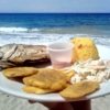 Hasta US$30 cuesta un pescado frito: Los altos precios de la comida en la playa