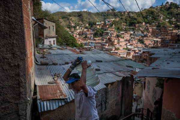 ‘Por tubería es imposible tener’: Caracas, la ciudad sin agua corriente