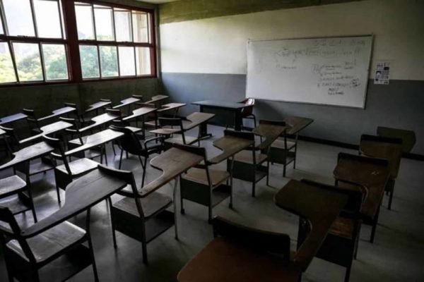 Ministerio de Educación reevaluará situación del COVID-19 antes de retomar clases presenciales