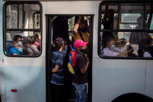 Transportistas denuncian que el 70% de las unidades están paralizadas por falta de combustible