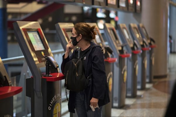 Cines y teatros reabren sus salas al público hasta el próximo #17Feb