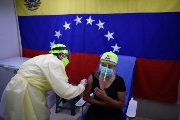 Venezuela iniciará vacunación a docentes con la vacuna china Sinopharm