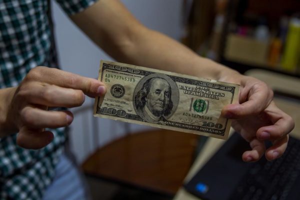 Economista Balza: No sabemos cuántos dólares se venden fuera del sistema bancario por redes informales