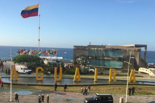 Comerciantes playeros de La Guaira reciben licencia de actividad económica