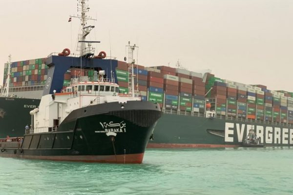 Posible «error humano» podría estar detrás del encallamiento que mantiene bloqueado al Canal de Suez