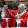 Papa Francisco reveló que firmó preventivamente su renuncia hace 10 años