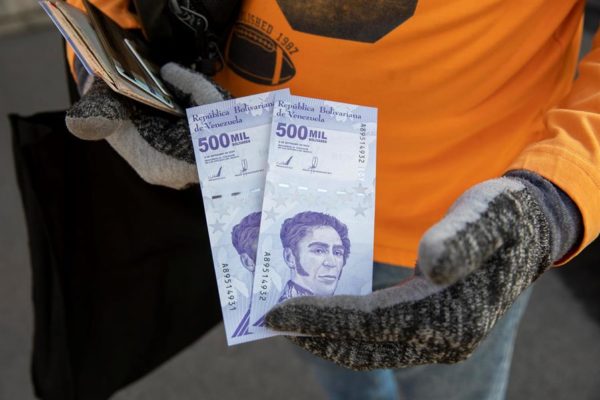 «No va a alcanzar para nada»: un millón de bolívares por una barra de pan