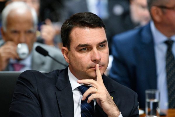 Uno de los hijos investigado de Bolsonaro explica la compra de una mansión