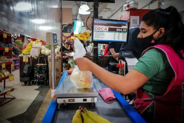 Afirman que «hay una fractura» en la cadena alimentaria: En 2020, se produjo 300 kilos de alimentos por persona