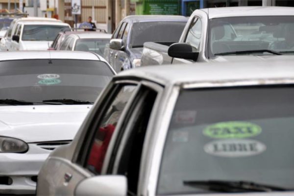 Más de 2.000 taxistas merideños reducen sus ingresos por falta de combustible