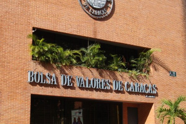 Bolsa de Valores de Caracas celebra el anuncio del BDV de aumentar su oferta publica de acciones en el mercado