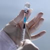 Las vacunas de refuerzo evitan en un 80 % que ómicron provoque casos graves