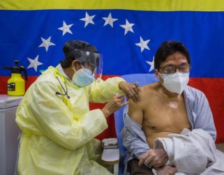 Vacunación en Venezuela avanza a paso de tortuga en medio de polémica con sistema Covax
