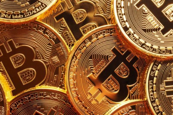 Volátil bitcoin sube a más de US$20.000