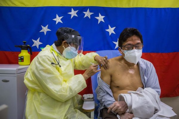 Vacunación en Venezuela avanza a paso de tortuga en medio de polémica con sistema Covax