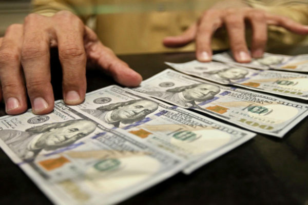 Empresas pagan hasta 7% de comisión para cambiar efectivo por transferencias a cuentas extranjeras