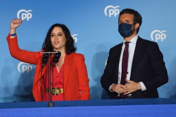 Derechista Isabel Díaz Ayuso arrasó en Madrid y retiró de la política a Pablo Iglesias
