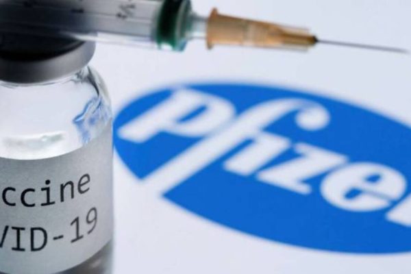 Vacuna de Pfizer protege al 70% de casos graves de ómicron