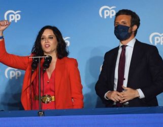 Derechista Isabel Díaz Ayuso arrasó en Madrid y retiró de la política a Pablo Iglesias