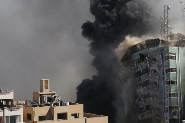 Edificio que albergaba oficinas de la agencia de noticias AP fue destruido por el ejército israelí