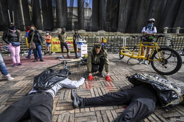 Bloqueos y ataques a misiones médicas escalan protestas en Colombia