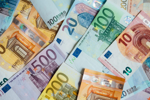 El euro se mantiene cerca de paridad con el dólar por la aversión al riesgo