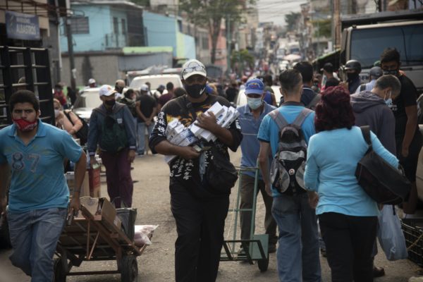 Bloomberg: Vendedores de cigarrillos son comerciantes de divisas clandestinos en Caracas