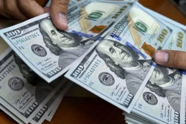 Frenazo en la liquidez no contuvo al dólar oficial que subió más que el paralelo en julio (+ cierre)