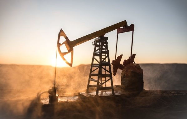 El petróleo de Texas sube un 1,06 %, hasta 81,25 dólares, pero cierra la semana en rojo