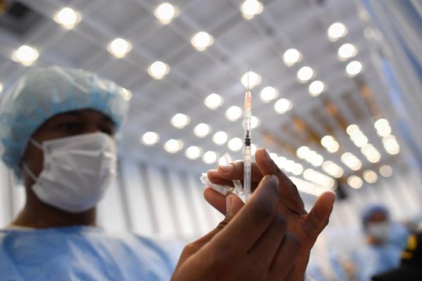 Dos dosis de vacuna anticovid son ‘cruciales’ para protegerse contra variante Delta