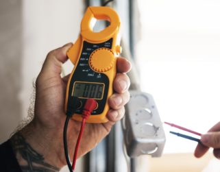 Conozca cómo proteger los equipos ante bajones de electricidad