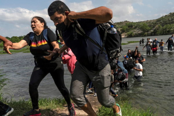 Profesionales venezolanos pagan hasta US$3.000 para cruzar frontera de Estados Unidos