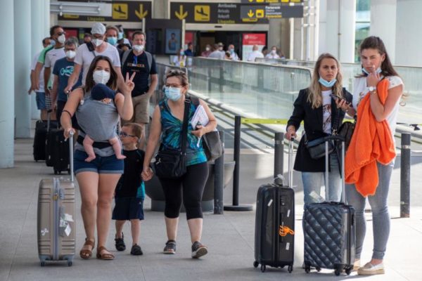 Bruselas insta a aerolíneas a acelerar el reembolso de vuelos cancelados