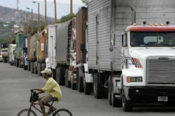 Alerta gremio: Diésel dolarizado da tiro de gracia al transporte de carga en vías de extinción