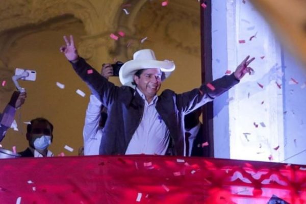 En 100 días de gobierno el peruano Pedro Castillo cosecha 57% de rechazo
